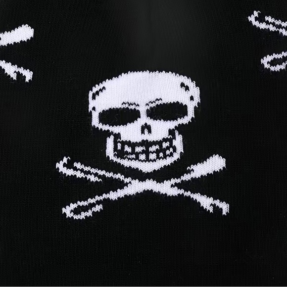 NWOT skull and crossbones beanie - Picture 4 of 4